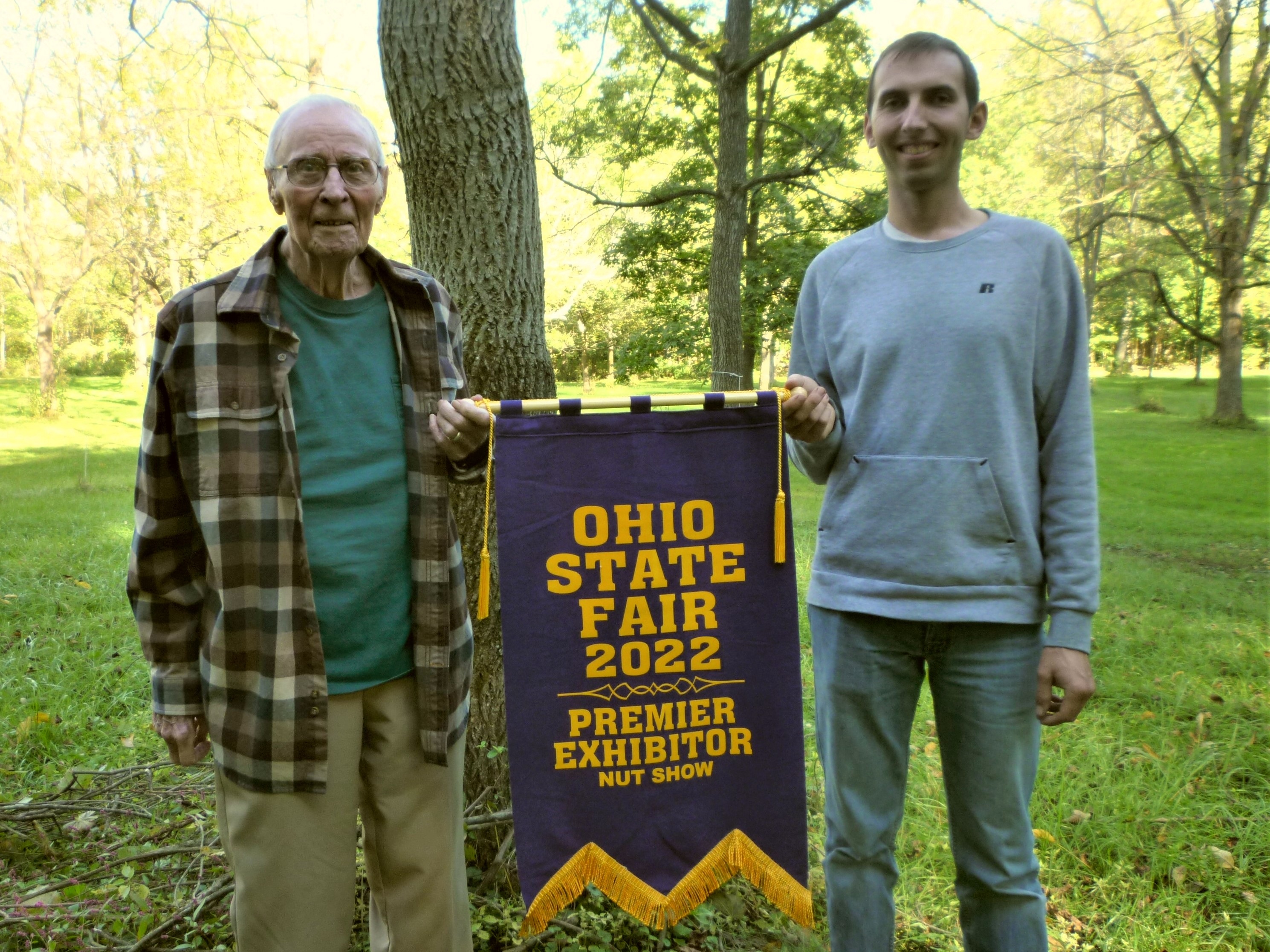 Jarod Schnellinger Presents Award to Ray Schnellinger